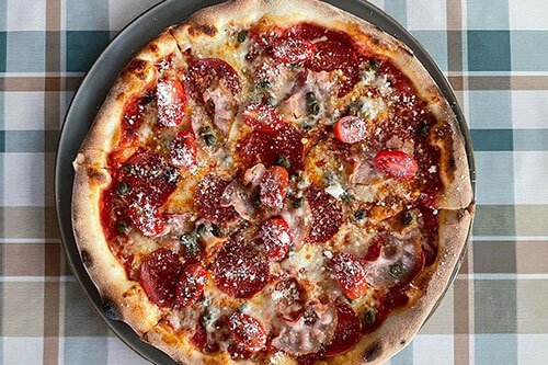 Pyszna Pizza Neapolitana na cieńskim cieście