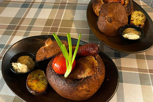 Chlebek niespodzianka, czarka z chleba wypełniona mięsnymi i warzywnymi przysmakami, według przepisu Magdy Gessler